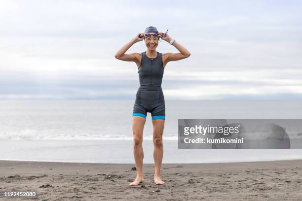 mujer triatleta que va a nadar - torneo de natación fotografías e imágenes de stock