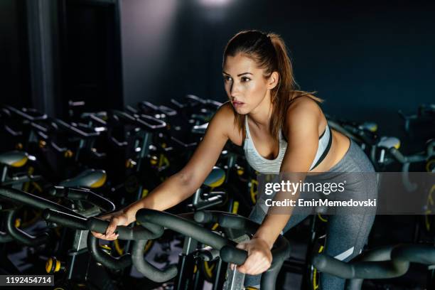 vrouw training op hometrainer in gym - woman twirling stockfoto's en -beelden