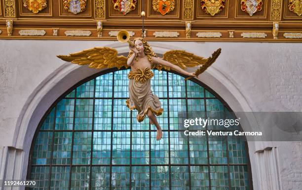 marienkirche (st. mary's church) in stralsund, germany - mittelschiff stock-fotos und bilder