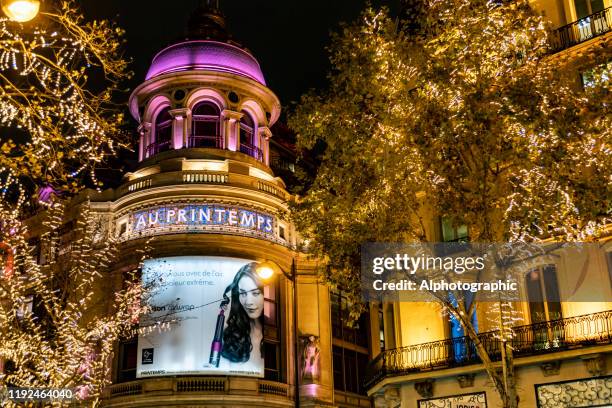 2019 au printemps on the rue lafayette at christmas - galeries lafayette stock pictures, royalty-free photos & images