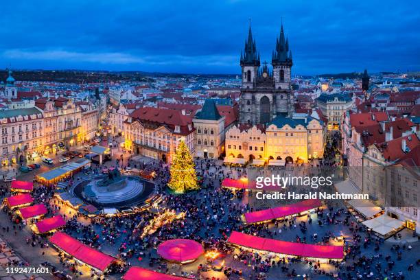 christmas market and the church of our lady of tyn on the old town square, prague, bohemia, czech republic - prague christmas market old town stockfoto's en -beelden