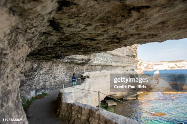 little boy walking on escalier du roi d'aragon, king aragon steps, bonifacio, corsica, france - überhängend stock-fotos und bilder