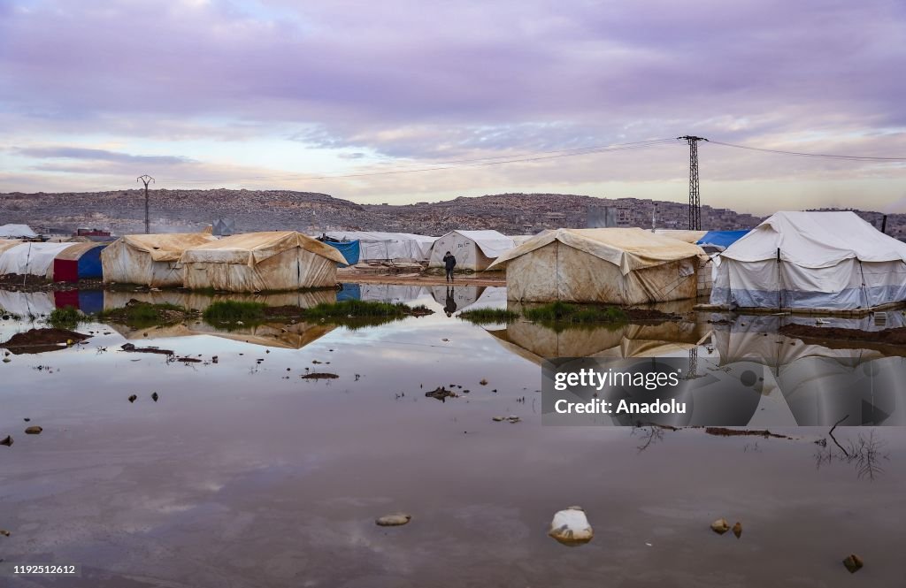 Syrian civilians' struggle against cold and mud in Idlib