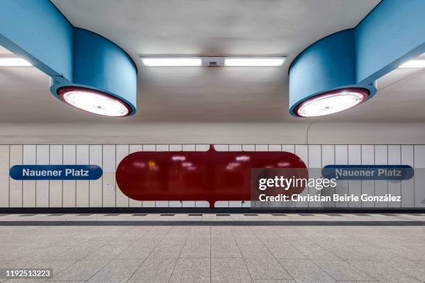 waiting platfrom subway station nauener platz, berlin, germany - christian beirle gonzález stock-fotos und bilder