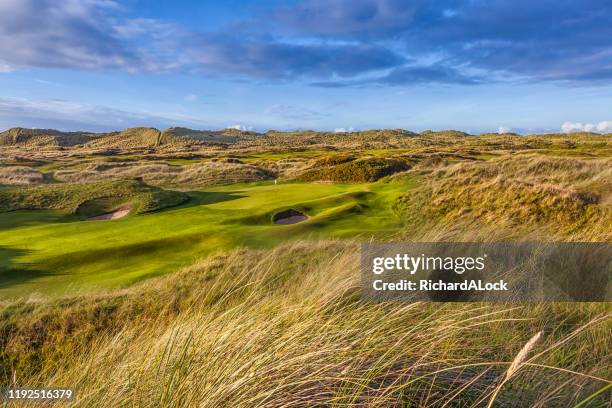 traditionele links golf baan - golf links stockfoto's en -beelden