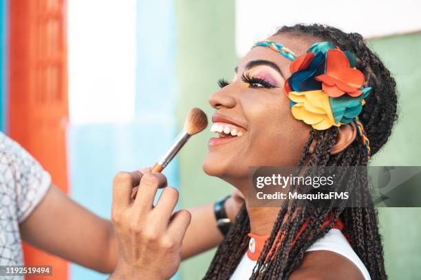 make-up artistico carnevale - getting ready for brazilian carnival foto e immagini stock