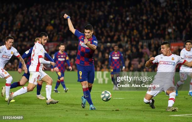 Luis Suarez of FC Barcelona scores his team's fourth goal during the Liga match between FC Barcelona and RCD Mallorca at Camp Nou on December 07,...