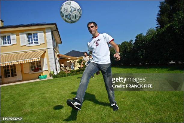 Le cycliste français Laurent Jalabert joue au football, le 17 septembre 2002 dans le jardin de sa maison de Veyrier en Suisse, près de Genève,...