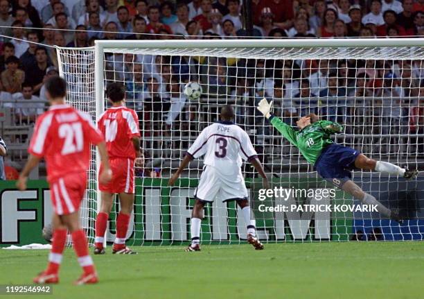 Goalkeeper Kasey Keller dives unable to deflect the ball as teammate Eddie Pope looks on, 21 June at the Gerland stadium in Lyon, central France,...