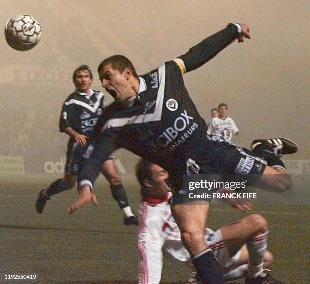 Le capitaine bordelais Michel Pavon se fait tacler par le Nancéien Cédric Lecluse , le 09 mars au stade Marcel-Picot à Nancy, lors de la rencontre...