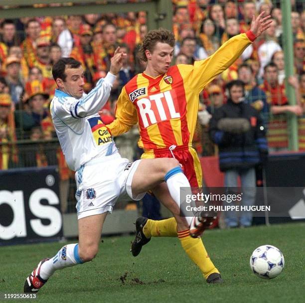 Le joueur du RC Lens Tony Vairelles est à la lutte avec le défenseur de l'OM Eric Roy, le 20 février au stade Bollaert de Lens, lors de la rencontre...