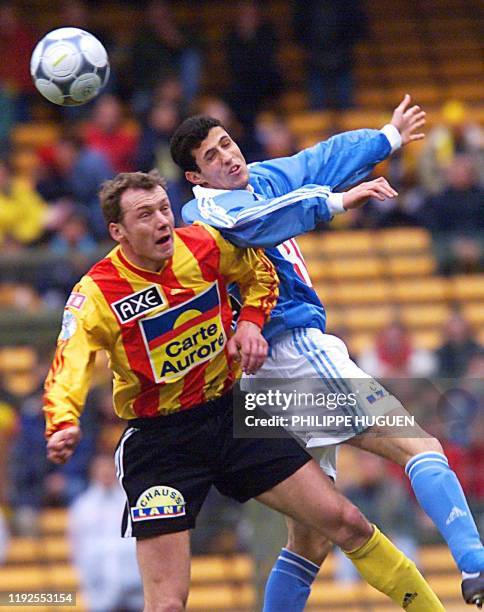 Le joueur de Strasbourg Mario Haas est à la lutte avec le défenseur de Calais Fabrice Baron, le 18 mars 2000 au stade Félix Bollaert de Lens, lors du...