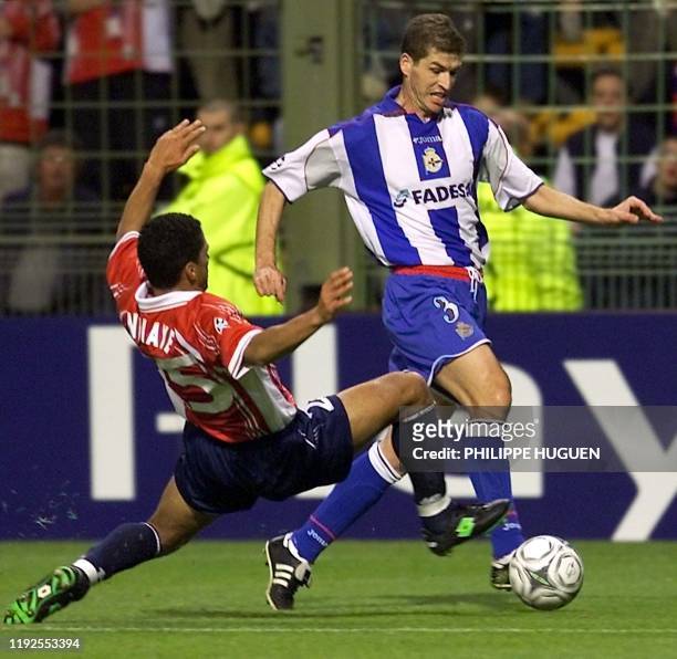 Le milieu de terrain lillois Sylvain N'diaye est à la lutte avec le joueur de La Corogne Romero, le 10 Octobre 2001 au stade Bollaert de Lens, lors...
