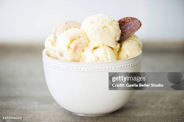 bowl of vanilla ice cream with caramel swirl and chocolate chip - ice cream bowl stockfoto's en -beelden