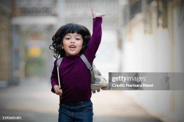 asian smile cute child girl with book is ready for going to kindergarten school for the first time. - cute little asian girls 個照片及圖片檔