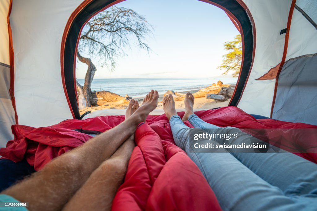 Standpunt Van Het Paar Voeten Van Binnen Een Tent Camping Op Het Strand Stockfoto Getty Images