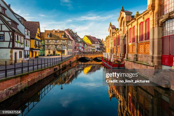 kanal durch colmar in frankreich - elsass stock-fotos und bilder