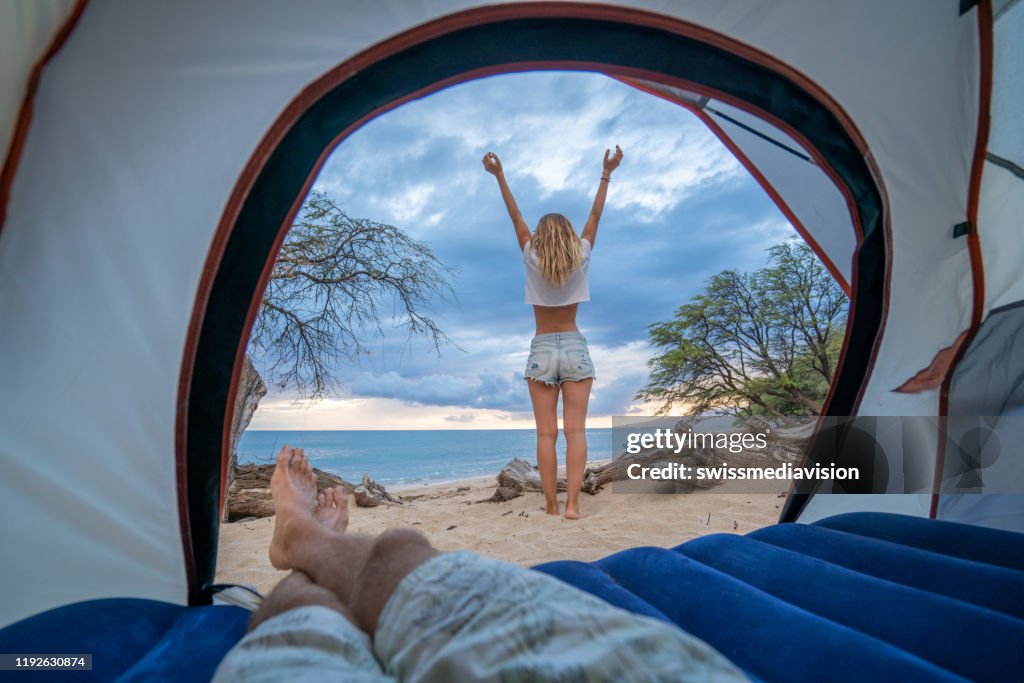 Pareja Joven Disfrutando De Acampar En La Playa En Hawái Foto de stock -  Getty Images