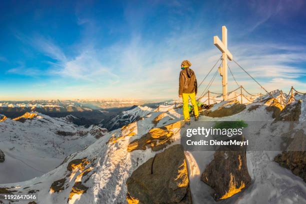 bergsteiger am gipfelkreuz von kitzsteinhorn - grossglockner stock-fotos und bilder