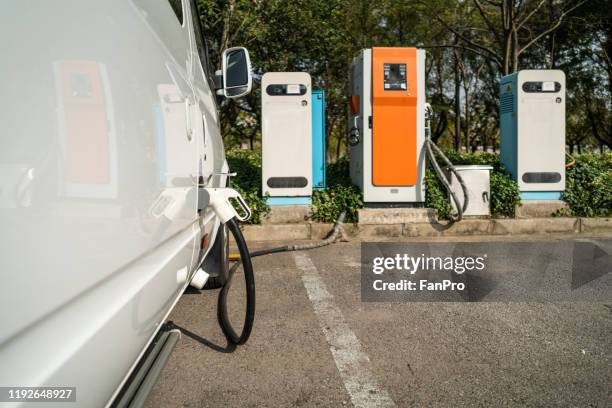 commercial vehicle is charging - electric fan stockfoto's en -beelden