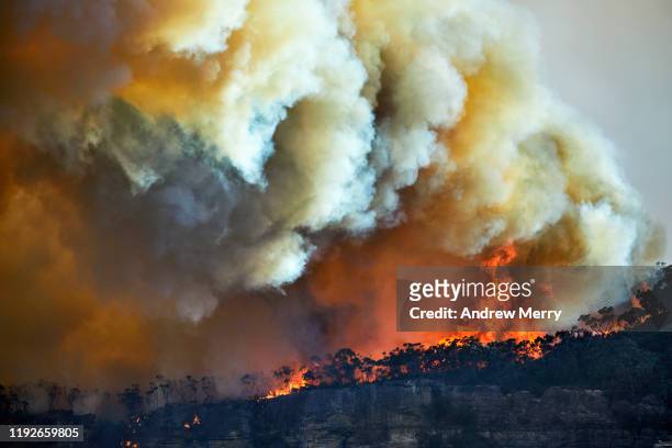 large dark smoke cloud from wildfires, bush fires on mountain, air pollution, climate change in australia - blue mountains fire stock pictures, royalty-free photos & images