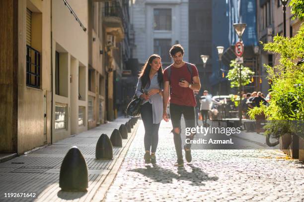 casual sightseers wandelen langs de zijstraat van buenos aires - dichterbij komen stockfoto's en -beelden