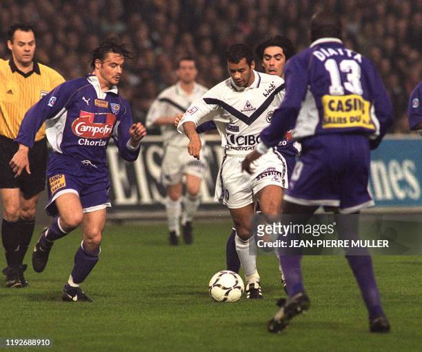 Le joueur bordelais Ali Benarbia tente de s'infiltré dans la défense de Toulouse, malgré le retour du défenseur Lamine Diatta et Antoine Preget , le...