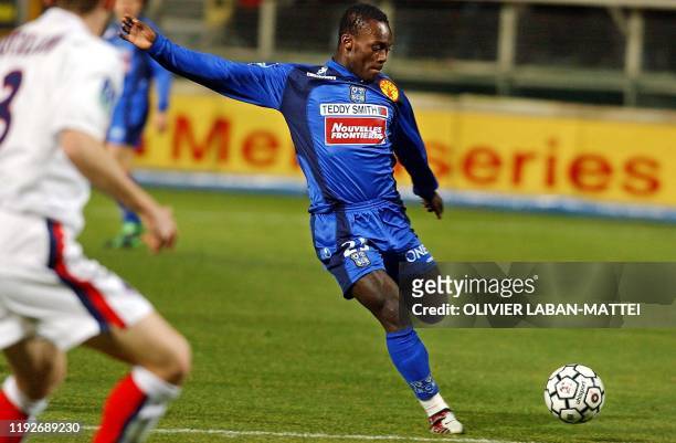 Le milieu de terrain de Bastia Michael Essien s'apprête à tirer, le 05 février 2003 au stade Armand Cesari de Furiani, lors du match Bastia - PSG...