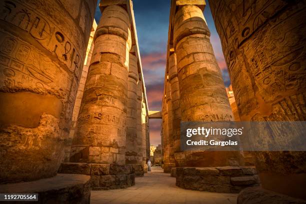 ruines antiques du temple de karnak avec le ciel coloré, egypte - louxor photos et images de collection