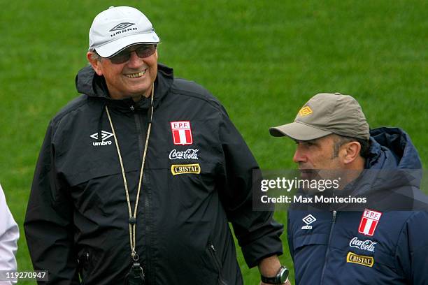 Head coach Sergio Markarian of Peru during a training session for the Copa America 2011 at Belgrano Stadium on July 15, 2011 in Cordoba, Argentina.