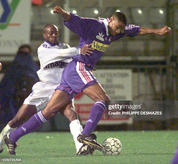 L'attaquant lyonnais Frédéric Kanoute , tente de passer le défenseur auxerrois Oumar Dieng, le 24 octobre au stade de l'Abbé Deschamps à Auxerre,...