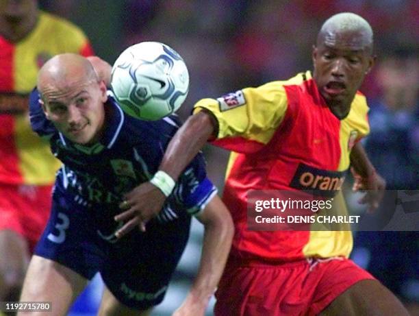 L'attaquant sénégalais du RC Lens El-Hadji Diouf déborde son adversaire du LOSC de Lille, le défenseur Pascal Cygan, le 26 août 2001 au stade Felix...