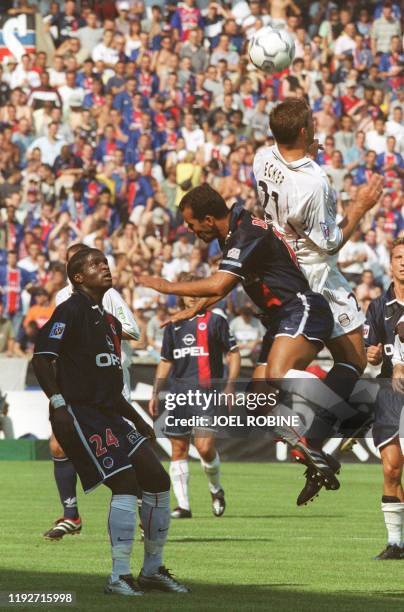 Le défenseur lillois Johnny Ecker est à la lutte avec un attaquant parisien sous le regard du joueur parisien Bernard Mendy , le 28 juillet 2001 au...