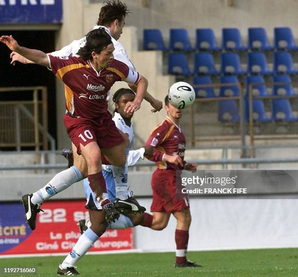 Le milieu messin Frédéric Meyrieu est à la lutte avec l'attaquant strasbourgeois Danijel Ljuboja, le 11 avril 2001 au stade de la Meineau à...