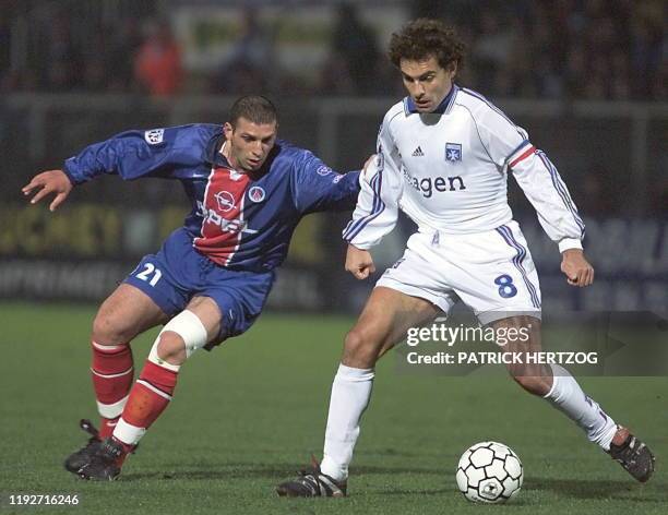 L'attaquant parisien Bruno Rodriguez est à la lutte avec le capitaine auxerrois Gérald Baticle, le 20 mars 1999 au stade de l'Abbé Deschamps à...