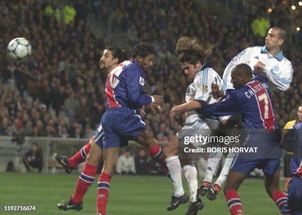 Le défenseur de l'Olympique de Marseille Sébastien Perez inscrit le but égalisateur de la tête le 15 février 2000 au stade vélodrome de Marseille...