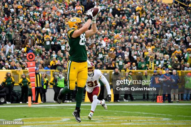 Robert Tonyan of the Green Bay Packers catches the football for a touchdown in the first half against Fabian Moreau of the Washington Redskins at...