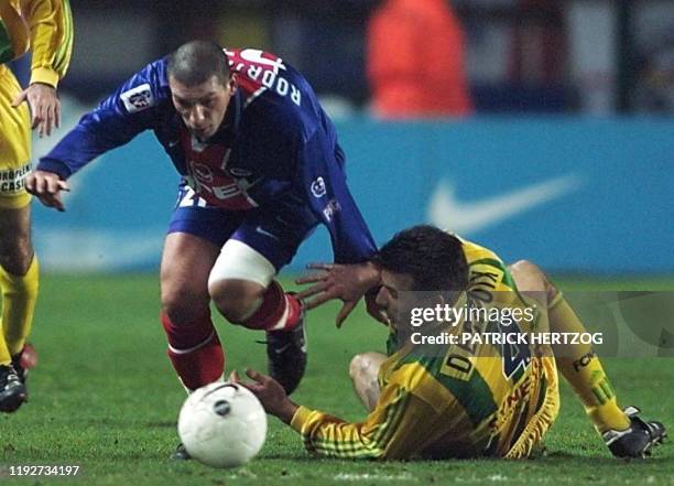 L'attaquant parisien Bruno Rodriguez est aux prises avec le défenseur nantais Eric Decroix, le 10 mars au Parc des Princes à Paris, lors de la...