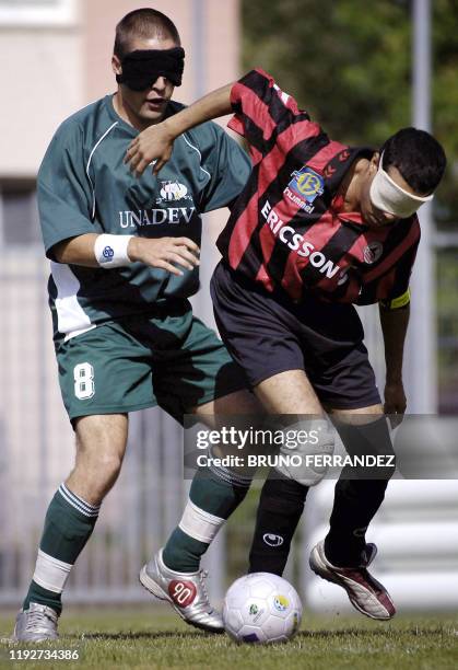 David , membre de l'équipe de Bordeaux de cécifoot, le football pour aveugles, lutte avec son adversaire marseillais Bouchaïd El-Boukkari lors de...