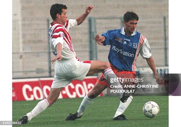 Vincent Hognon de l'AS Nancy Lorraine est aux prises avec un joueur de Montpellier, le 03 mai au stade de la Mosson à Montpellier, lors du match...