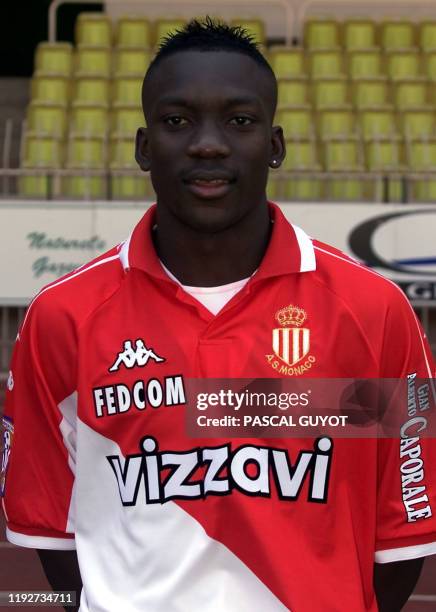 L'attaquant burundais de l'AS Monaco Shabani Nonda pose, le 10 août 2000 au stade Louis II de Monaco, lors de la présentation officielle de l'équipe...