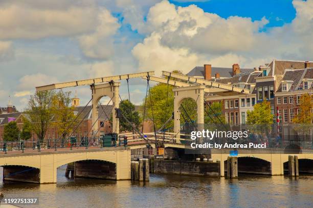 the amstel, amsterdam, netherlands - magere brug stockfoto's en -beelden