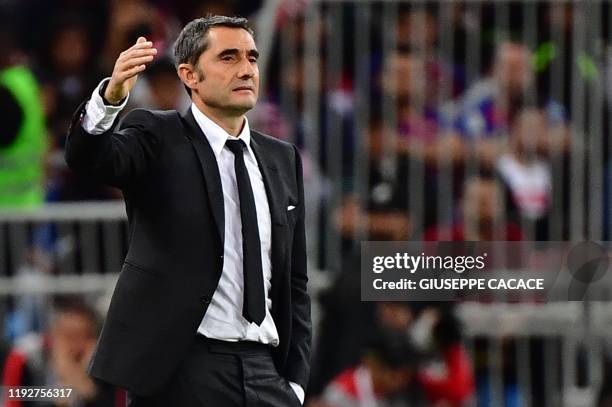 Barcelona's Spanish coach Ernesto Valverde speaks to his players during the Spanish Super Cup semi final between Barcelona and Atletico Madrid on...