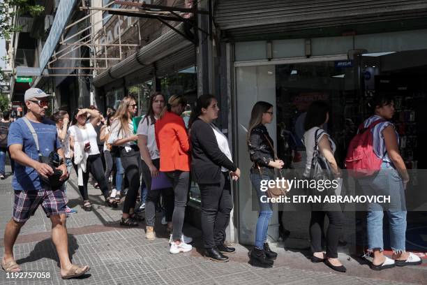 Job seekers line up to get a job interview outside an electronic store in Montevideo on January 9, 2020. - Unemployment on November 2019 in Uruguay...