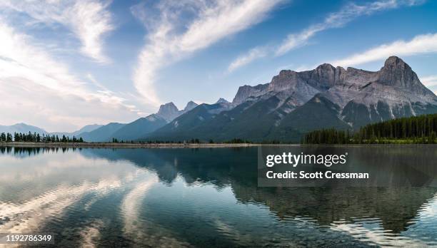 manhã de kananaskis, perto de canmore alberta - canmore - fotografias e filmes do acervo