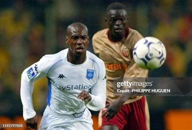 Le milieu de terrain auxerrois, Olivier Kapo , prend de vitesse le joueur de Lens, Seydou Keita, le 02 novembre 2002 au stade Félix Bollaert à Lens,...