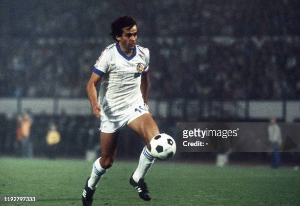 Le capitaine de l'équipe de France de football Michel Platini s'apprête a frapper le ballon, le 10 septembre 1981 à Bruxelles, lors du match...