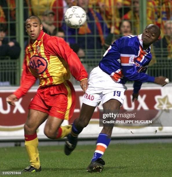 Le défenseur du RC Lens Stéphane Dalmat est à la lutte avec le joueur de Montpellier Marcel Mahouve le 10 mars au stade Bollaert de Lens lors du...