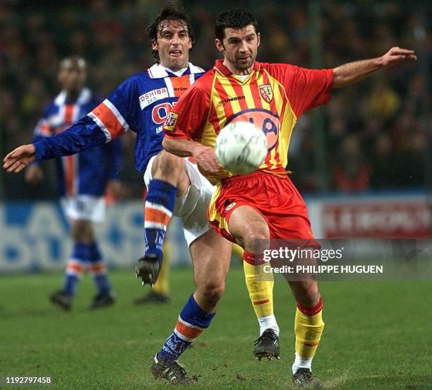 Le défenseur du RC Lens Eric Skikora prend le meilleur sur le joueur de Montpellier Philippe Delaye le 10 mars au stade Bollaert de Lens lors du...