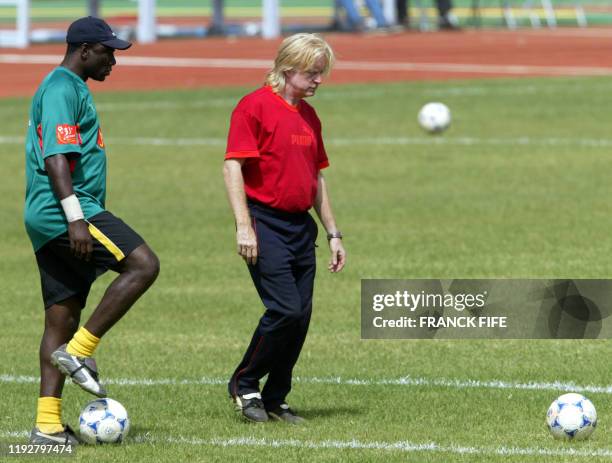 Entraineur des gardiens, Thomas N'kono et l'entraineur allemand du Cameroun, Winfried Schaefer dirigent un entraînement, le 09 février 2002 au stade...